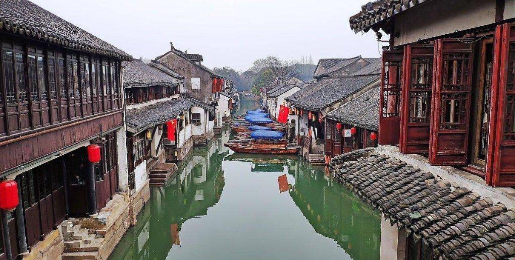 超30万手买单抢筹上海本地龙头股